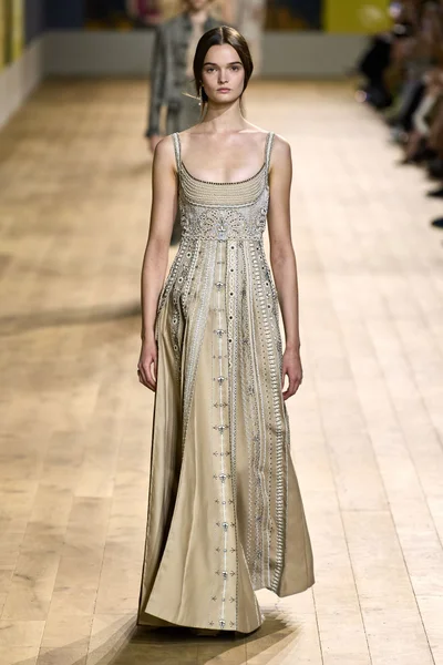 Look 18
